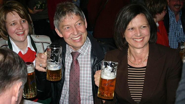 Zum Wohl: Ilse Aigner (rechts) stößt mit den Veranstaltern und Ehrengästen an - von links Dr. Anja Weisgerber und Dr. Otto Hünnerkopf.  Foto: Thomas Meyer
