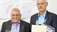 Helmut Wischang (l.) und Andreas Hahn wurden für ihr langjähriges Engagement im Gemeinderat geehrt. Foto: khb