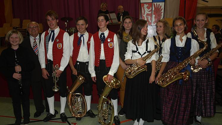 Beim musikalischen Auftakt zu den 23. Kulturtagen zeichnete Bürgermeister Siegfried Erhard (2. v. l.) die Nachwuchsmusiker, die in diesem Jahr eine Leistungsprüfung ablegten, aus. Fotos: Stefan Geiger