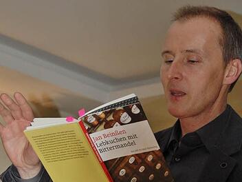 Der Nürnberger Autor Jan Beinßen stellte seine Krimis in der Nüdlinger Gemeindebücherei vor. Fotos: Sigismund von Dobschütz