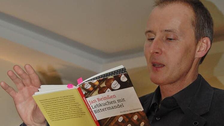 Der Nürnberger Autor Jan Beinßen stellte seine Krimis in der Nüdlinger Gemeindebücherei vor. Fotos: Sigismund von Dobschütz