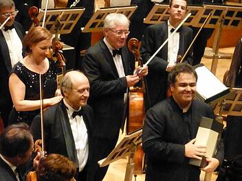 Arcadi Volodos und Iván Fischer nach dem Brahms-Konzert. Zwischen den beiden im Hintergrund "Nebensolist" Peter Szabo. Foto: Ahnert