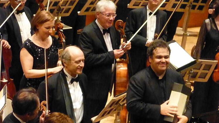 Arcadi Volodos und Iván Fischer nach dem Brahms-Konzert. Zwischen den beiden im Hintergrund "Nebensolist" Peter Szabo. Foto: Ahnert