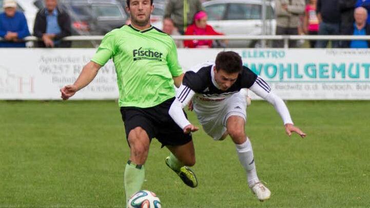 Gegen das Tabellenschlusslicht SV Friesen sind die Redwitzer um Stefan Dietz (rechts, hier gegen Dominik Woitschitzke) gestern Abend gestrauchelt. Foto: Heinrich Weiß