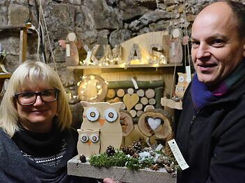 Anja und Stephan Hugo mit ihren selbst gebastelten Geschenken, darunter die Fuschter Eule. Fotos: Gerd Schaar