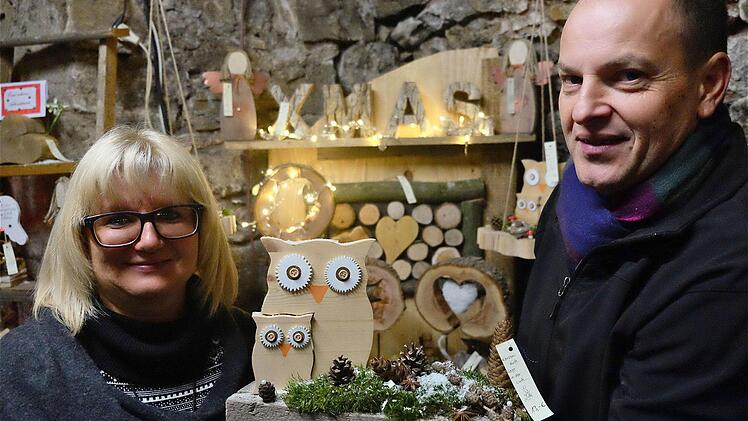 Anja und Stephan Hugo mit ihren selbst gebastelten Geschenken, darunter die Fuschter Eule. Fotos: Gerd Schaar