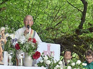 Diakon Michael Schlereth zelebrierte auch dieses Jahr Marienandacht. Dafür war extra ein Altar mit vielen Blumen aufgebaut worden. Fotos: Kathrin Kupka-Hahn
