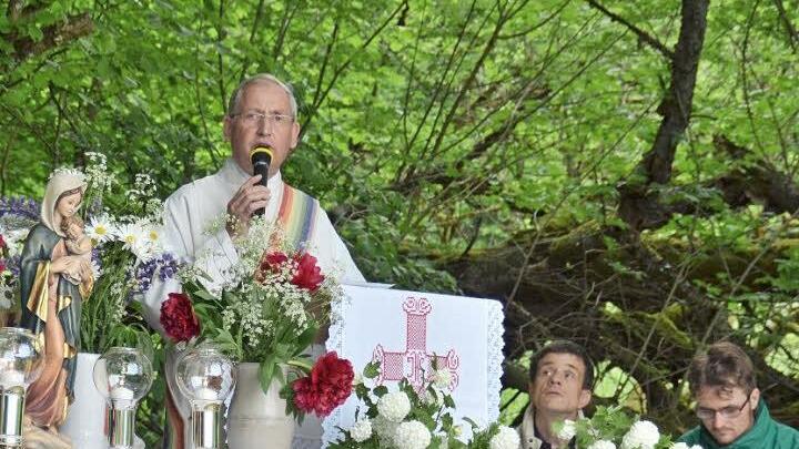 Diakon Michael Schlereth zelebrierte auch dieses Jahr Marienandacht. Dafür war extra ein Altar mit vielen Blumen aufgebaut worden. Fotos: Kathrin Kupka-Hahn