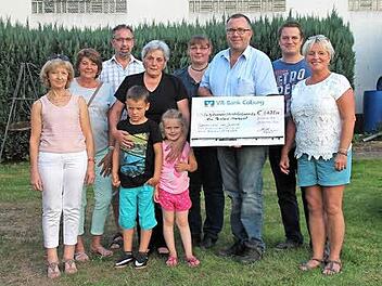 6635 Euro erbrachte ein Spendenaufruf nach einem Brand der Familien Krautwurst und Probst - hier bei der Scheckübergabe (v. l.) die Gemeinderäte Hildegard Völker, Manuela Völker, Heiko Eichhorn, Gertraut Krautwurst mit ihren Enkeln Lennard und Finje, Sylvia Probst, 2. Bürgermeister Andreas Kristek, Benjamin Probst und Gemeinderätin Birgit Fiedler.  Foto: H. Fischer