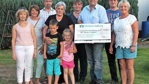6635 Euro erbrachte ein Spendenaufruf nach einem Brand der Familien Krautwurst und Probst - hier bei der Scheckübergabe (v. l.) die Gemeinderäte Hildegard Völker, Manuela Völker, Heiko Eichhorn, Gertraut Krautwurst mit ihren Enkeln Lennard und Finje, Sylvia Probst, 2. Bürgermeister Andreas Kristek, Benjamin Probst und Gemeinderätin Birgit Fiedler.  Foto: H. Fischer