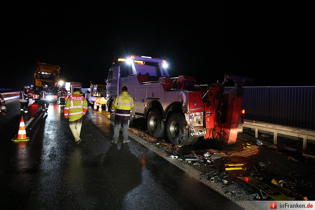 Lkw walzt Nachtbaustelle nieder - Bauarbeiter schwer verletzt - Bild der Verwuestung auf mehr als 300 Metern