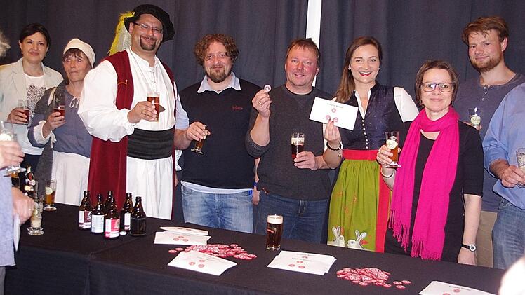 V. l.: Kronachs 2. Bürgermeisterin Angela Hofmann, "Wirtsträgerin" Rosi Ross, Viertelmeister Stefan Wicklein, die Braumeister Markus Ott und Uli Kaiser, Tina-Christin Rüger, TVB-Leiterin Kerstin Löw und Philip Kober freuen sich über die neuen Kronacher Biertaler. Foto: Heike Schülein