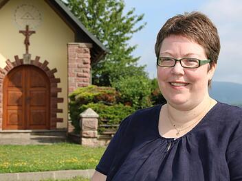 Corinna Zipprich an der Wendelinuskapelle in Stangenroth. Foto: Kathrin Kupka-Hahn