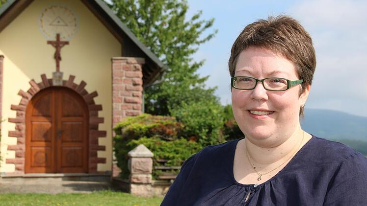 Corinna Zipprich an der Wendelinuskapelle in Stangenroth. Foto: Kathrin Kupka-Hahn