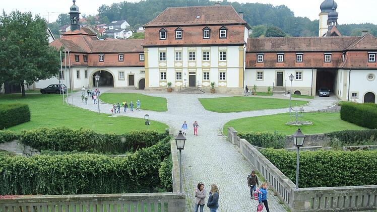 Blick vom Schloss aus auf die von der Stadtverwaltung genutzten Gebäude des Areals.
