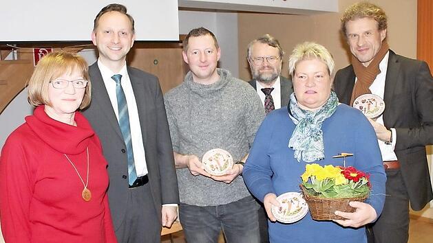 Sie wurden f&uuml;r ihre besonders &ouml;kologisch gestalteten Anwesen geehrt (von links): Vorsitzende Edith Wagner, B&uuml;rgermeister Robert Bosch, Herr Schinzel, Kreisfachberater Friedhelm Haun, Frau Schwander und Herr Neumann. Foto: privat