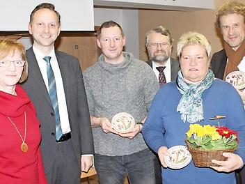 Sie wurden für ihre besonders ökologisch gestalteten Anwesen geehrt (von links): Vorsitzende Edith Wagner, Bürgermeister Robert Bosch, Herr Schinzel, Kreisfachberater Friedhelm Haun, Frau Schwander und Herr Neumann. Foto: privat