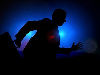 Zwei Männer und eine Frau brachen in  eine Fürther Wohnung ein und stahlen einen mit Bargeld gefüllten Rucksack.  Symbolbild: pixabay