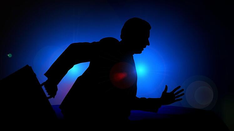 Zwei Männer und eine Frau brachen in  eine Fürther Wohnung ein und stahlen einen mit Bargeld gefüllten Rucksack.  Symbolbild: pixabay