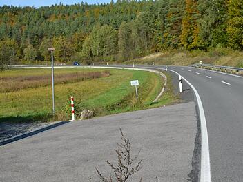 Hier am Ortsende von Tretzendorf endet momentan der Fahrradweg. Gegen die geplante Verl&auml;ngerung entlang der Staatsstra&szlig;e bis  Unterschleichach hat der Bund Naturschutz Klage eingereicht. Christian Licha