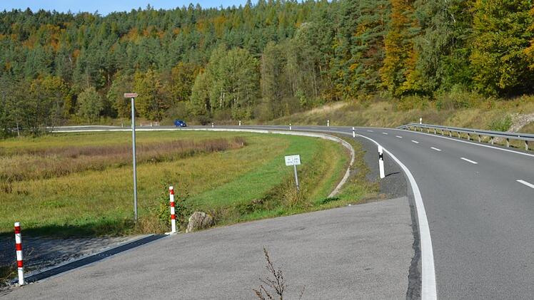 Hier am Ortsende von Tretzendorf endet momentan der Fahrradweg. Gegen die geplante Verl&auml;ngerung entlang der Staatsstra&szlig;e bis  Unterschleichach hat der Bund Naturschutz Klage eingereicht. Christian Licha