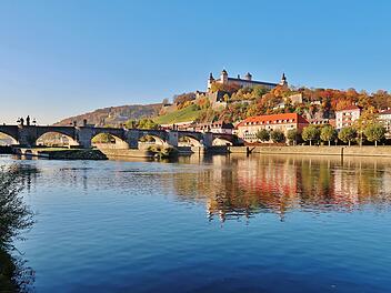 Beliebt sowohl bei Einheimischen als auch Touristen: Würzburg mit der Alten Mainbrücke und der Festung Marienberg. Foto: Adobe Stock 228522680