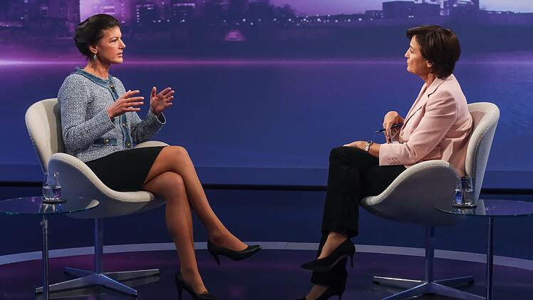 Sandra Maischberger (rechts) sprach mit Sahra Wagenknecht unter anderem über die AfD.