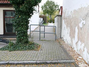 Der Bordstein vor diesem Durchgang soll abgesenkt werden, an der Beschrankung kann die Gemeinde aber momentan nichts ändern. Foto: See