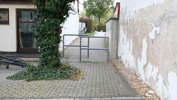 Der Bordstein vor diesem Durchgang soll abgesenkt werden, an der Beschrankung kann die Gemeinde aber momentan nichts ändern. Foto: See