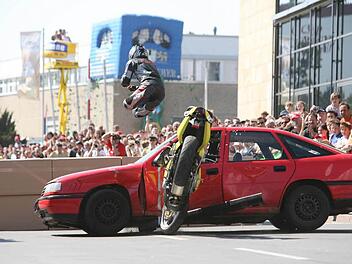 Der Aufprall eines Motorrads auf ein Auto und dessen Folgen wird bei einem der Stunts gezeigt.  Foto: Archiv/pr