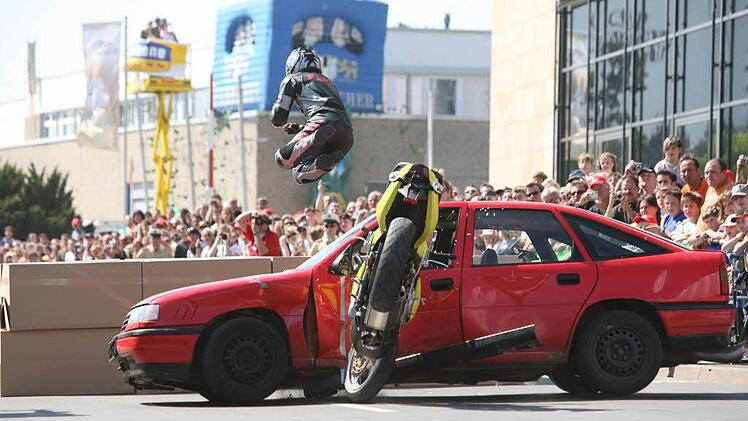 Der Aufprall eines Motorrads auf ein Auto und dessen Folgen wird bei einem der Stunts gezeigt.  Foto: Archiv/pr