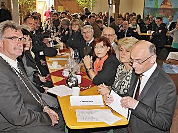 Ehrengäste mit Bürgermeister Helmut Dietz (links) waren (am Tisch, vorne, von rechts) Landrat Wilhelm Schneider mit Gattin Larissa, Kreis- und Gemeinderätin Birgit Finzel, 2. Bürgermeister Siegfried Kirchner, Altbürgermeister Walter Eichhorn und Feuerwehrreferentin Sandra Schramm.  Foto: Helmut Will