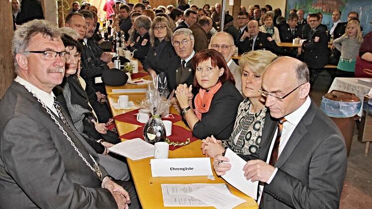 Ehrengäste mit Bürgermeister Helmut Dietz (links) waren (am Tisch, vorne, von rechts) Landrat Wilhelm Schneider mit Gattin Larissa, Kreis- und Gemeinderätin Birgit Finzel, 2. Bürgermeister Siegfried Kirchner, Altbürgermeister Walter Eichhorn und Feuerwehrreferentin Sandra Schramm.  Foto: Helmut Will