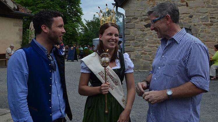 Königlicher Besuch: Bürgermeister Martin Finzel, Wollkönigin Kerstin und Landrat Michael Busch. Foto: Gabi Bertram