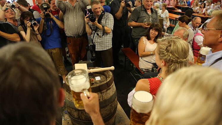 Die Fotografen umlagern den Bieranstich.  Foto: Barbara Herbst