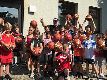 Begeisterung pur herrschte beim Basketballnachmittag der SG Oerlenbach/Ebenhausen im Rahmen des Ferienprogramms mit Coach Peter Iberl (hinten Mitte). Foto: Geiger