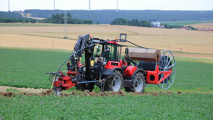 Benjamin Risch pflügt das Lehrrohr für das Glasfaserkabel ein. Foto: Ralf Ruppert