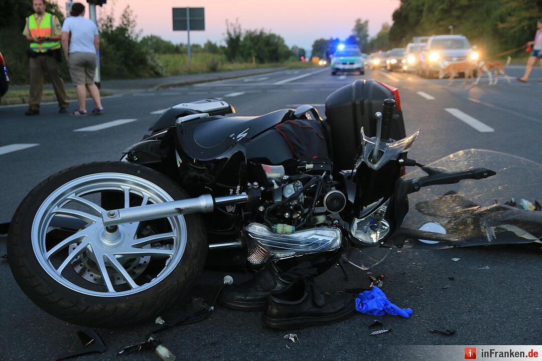Bus missachtet Rotlicht - Rollerfahrer bei Kollision schwer verletzt