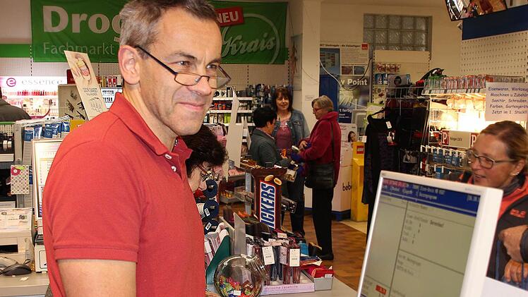 Arno Reuscher, Vorsitzender von Kaufhaus Mürscht, freut sich, dass praktisch alle Geschäfte am Markttag geöffnet haben und sich den Besuchern präsentieren. Foto: Dieter Britz