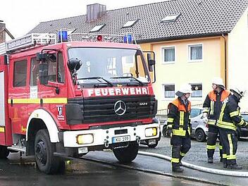 In der Burghaiger Straße löschte die Feuerwehr einen Terrassenbrand. Der Sachschaden wird auf rund 25 000 Euro geschätzt. Foto: Feuerwehr Kulmbach
