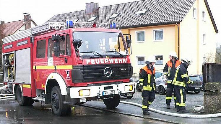 In der Burghaiger Straße löschte die Feuerwehr einen Terrassenbrand. Der Sachschaden wird auf rund 25 000 Euro geschätzt. Foto: Feuerwehr Kulmbach