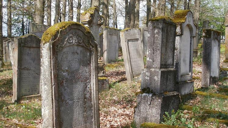 Grabsteine auf dem jüdischen Friedhof Uehlfeld  Foto: Gisela Blume