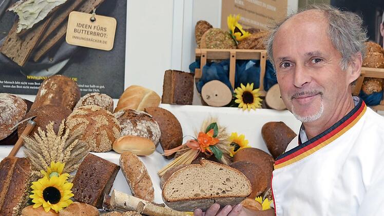 Brotprüfer Manfred Stiefel vom Deutschen Brotinstitut im September in Bad Kissingen Foto: Peter Rauch