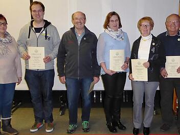 Ehrungen gab es  beim Rhönklub-Zweigverein Oberbach (von links):  2. Vorsitzende Maria Rüttiger, Stefan Dziadek (25 Jahre Mitglied), Sigmund Gleißner (25), Ingrid Dziadek (40), Waltraud Kirchner (40) und Adolf Lieb (40). Foto: Walter Rüttiger