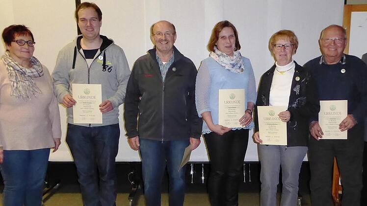 Ehrungen gab es  beim Rhönklub-Zweigverein Oberbach (von links):  2. Vorsitzende Maria Rüttiger, Stefan Dziadek (25 Jahre Mitglied), Sigmund Gleißner (25), Ingrid Dziadek (40), Waltraud Kirchner (40) und Adolf Lieb (40). Foto: Walter Rüttiger