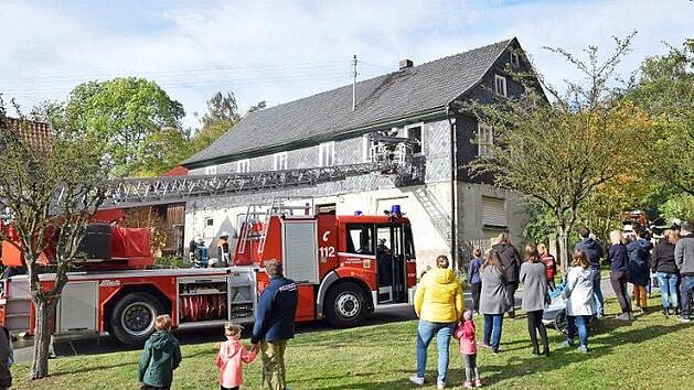 &Uuml;ber die Drehleiter der Feuerwehr Kronach wurde eine Personenrettung simuliert. Viele interessierte Bewohner verfolgten die &Uuml;bung. Foto: Feuerwehr