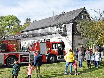 Über die Drehleiter der Feuerwehr Kronach wurde eine Personenrettung simuliert. Viele interessierte Bewohner verfolgten die Übung. Foto: Feuerwehr