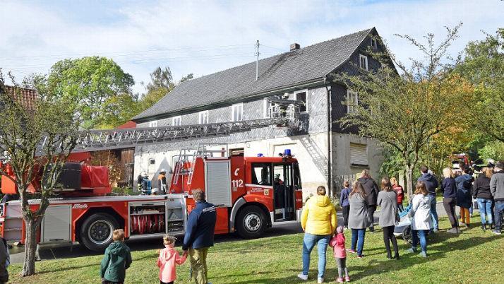 Über die Drehleiter der Feuerwehr Kronach wurde eine Personenrettung simuliert. Viele interessierte Bewohner verfolgten die Übung. Foto: Feuerwehr