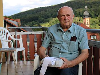 Das Ergebnis der Landtagswahl rechnete Franz Gebhart aus Bad Brückenau noch mit dem Taschenrechner nach. Inzwischen hat er sich eine Rechenmaschine gekauft. Foto: Ulrike Müller