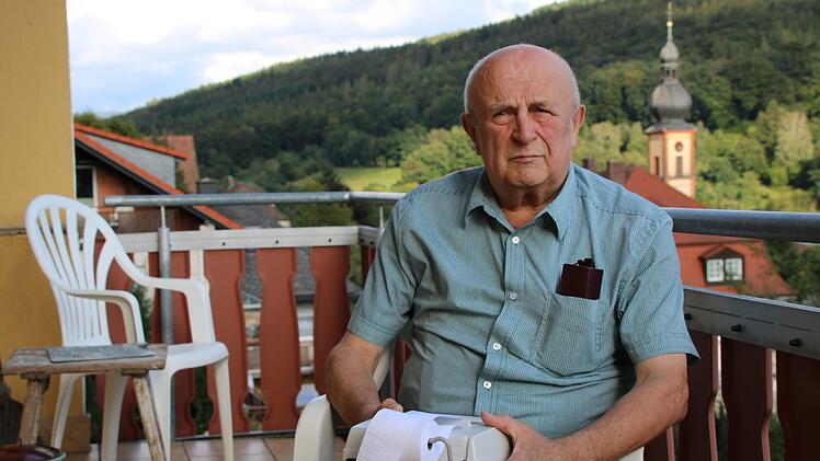 Das Ergebnis der Landtagswahl rechnete Franz Gebhart aus Bad Brückenau noch mit dem Taschenrechner nach. Inzwischen hat er sich eine Rechenmaschine gekauft. Foto: Ulrike Müller